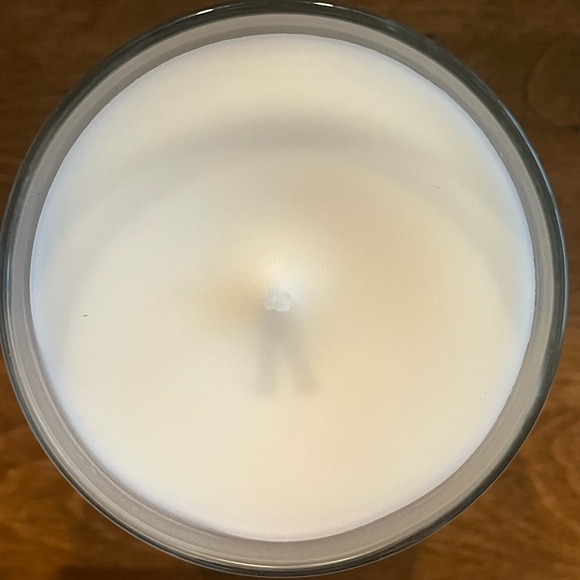 White Barn Raspberries & Whipped Vanilla Candle Bath And Body Works NEW - Picture 3 of 4